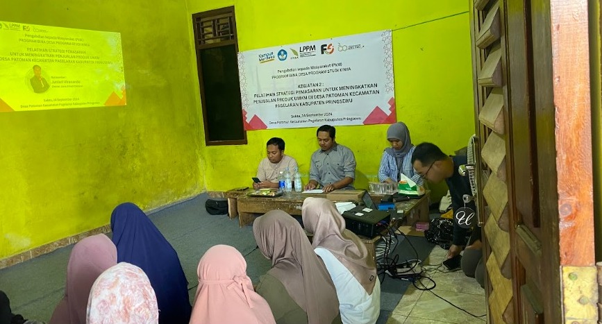 dosen-kimia-fakultas-sains-itera-bersama-umkm-desa-patoman-sosialisasikan-strategi-pemasaran-produk